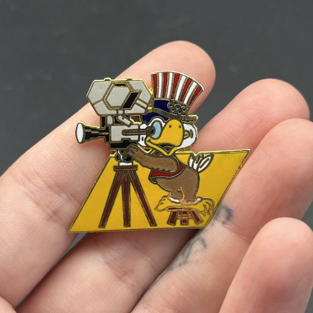 Vintage‎ 1984 Los Angeles Olympics Sam Eagle Director Movie Camera Lapel Hat Pin